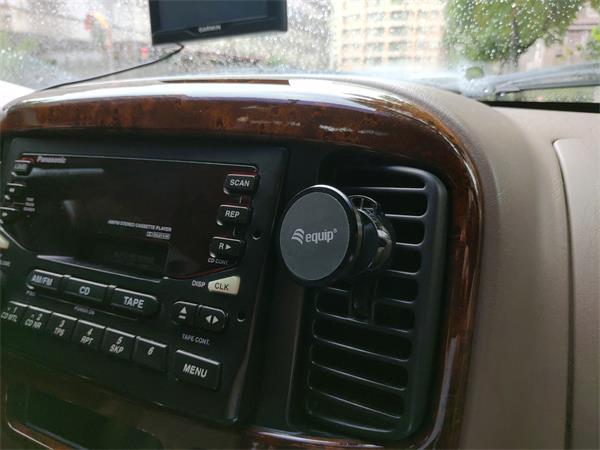 Držiak na mobil do auta, magnetický, možno pripevniť na mriežku chladiča, EQUIP
